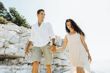 Okyanus dolaşan bir kız eliyle, tutan bir adam