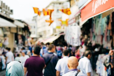 Street insanlar Pazar Istanbul'da bir kalabalık ile. Arka plan bulanık