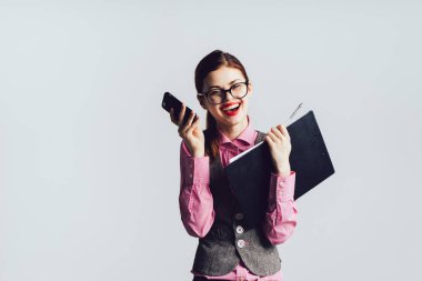 mutlu iş genç kız gözlüklü ve kırmızı ruj ile smartphone ve belgeleri elinde tutan