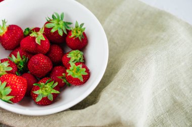 Taze çiğ sağlıklı beslenme çilek meyve plaka, izole beyaz, görünümü yukarıda, flatlay yakın-up, boşaltmak için metin, çerçeve. Köyün rustik tuval, kırsal gıda