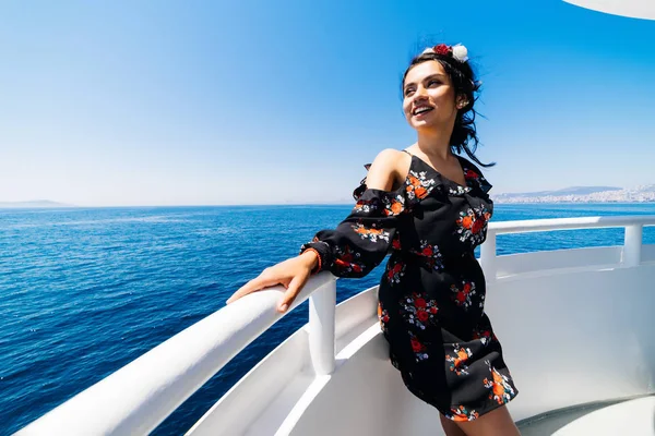 Båt kvinna leende glad ute på havet segla förbi. Kaukasiska kvinnlig modell. — Stockfoto
