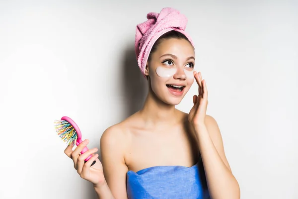 Szczęśliwy piękna dziewczyna dba o siebie, pod oczami silikonowe plastry przeciw obrzęk, na głowie różowy ręcznik — Zdjęcie stockowe
