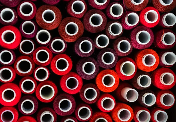 스레드, 빨간색 및 분홍색 음영의 다 색된 skeins의 매크로 사진 — 스톡 사진