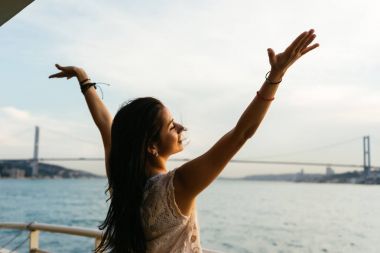 Gemi tatil kadının seyahat etmek tatil denizde seyir. Ücretsiz kaygısız mutlu kız Kollarını açarak özgürlük poz Ocean adlı arıyorsunuz.