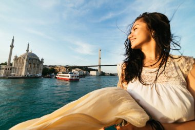 Istanbul manzaraları mutlu bir turist Boğaziçi'nin bir tur sırasında görünüyor
