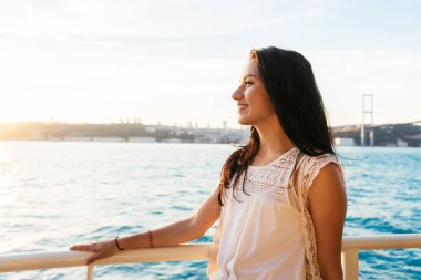 Günbatımı ve gülüyor, bir yat, bir feribot tekne gezisi, lüks Istanbul seyahat bir güzel latin kız portresi