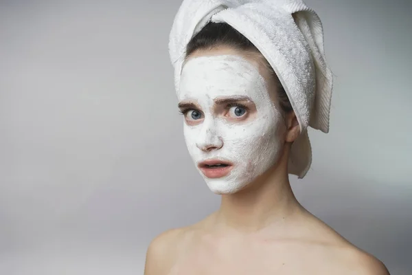 Wanita menikmati spa putih mack, scrub di face.Clean kulit — Stok Foto