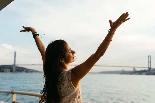 Nave da crociera donna vacanza godendo di vacanze di viaggio al mare. Libera spensierata ragazza felice guardando l'oceano con le braccia aperte in posa libertà . — Foto Stock