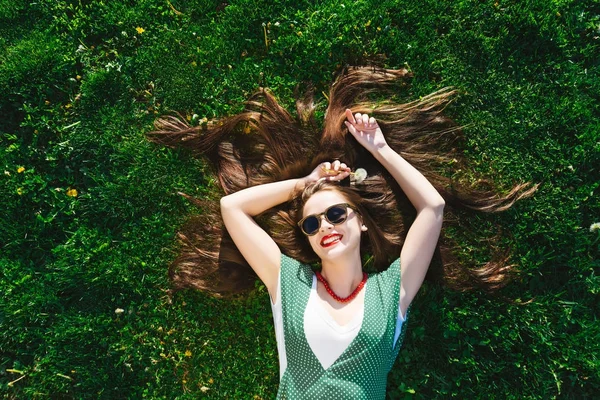 Ralxing mladý módní styl žena v parku, na trávu, pohled nad, svoboda — Stock fotografie