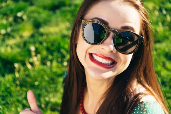 Felice donna sorridente in occhiali, ragazza con occhiali da sole in legno — Foto Stock