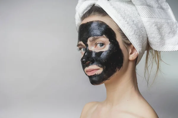 Senyum bahagia wanita diterapkan kulit mack hitam untuk face.moisturizer — Stok Foto