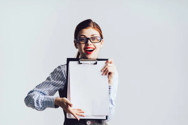 Glückliches junges Mädchen mit Brille und rotem Lippenstift hält Dokumente in den Händen — Stockfoto