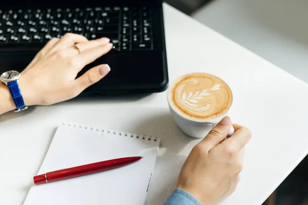 Chica freelancer trabajando en el ordenador portátil en la cafetería, beber café fragante — Foto de Stock