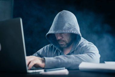 gizemli bir şey kesmek çalışan adam dizüstü bilgisayar, çalışma başlıklı sakallı