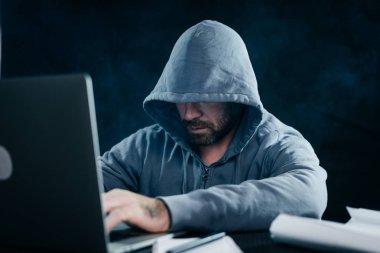 gizemli yasadışı bir şey yapıyor hood hacker, laptop, oturan adam sakallı