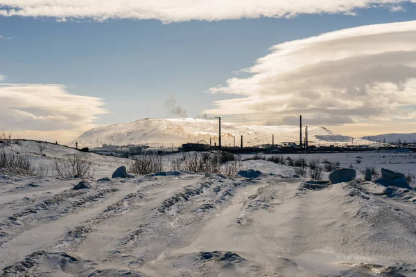 çok soğuk Kuzey, kış hava, mavi gökyüzü ve beyaz bulutlar