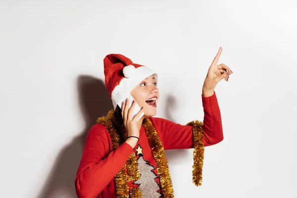 Happy νεαρό κορίτσι σε ένα κόκκινο σκουφάκι σε αναμονή για το νέο έτος 2018 και Χριστούγεννα, συγχαίροντας τους φίλους στο τηλέφωνο — Φωτογραφία Αρχείου