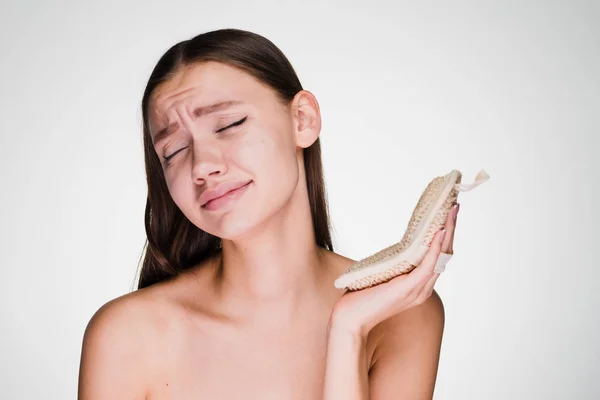 Trauriges junges Mädchen mit einem großen Schwamm in der Hand — Stockfoto