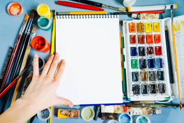 bir mavi sanat malzemeleri, suluboya ve kağıt, birçok fırça ve kurşun kalem açayım