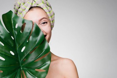 yeşil yaprak saklanıyor başında bir havlu ile güzel gülen kız