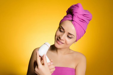 derin yüz temizliği için özel bir elektrik fırça tutan güzel genç kız