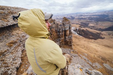 dağlar, temiz hava manzarayı bir sarı ceketli erkek Gezgin