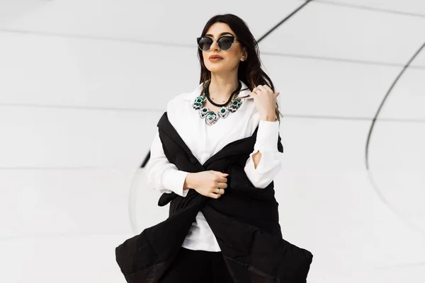 Mujer con estilo y confianza en traje negro y gafas de sol posando, en Bakú — Foto de Stock