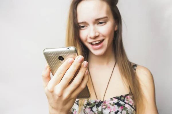 Divertente felice giovane donna con il telefono facendo selfie — Foto Stock