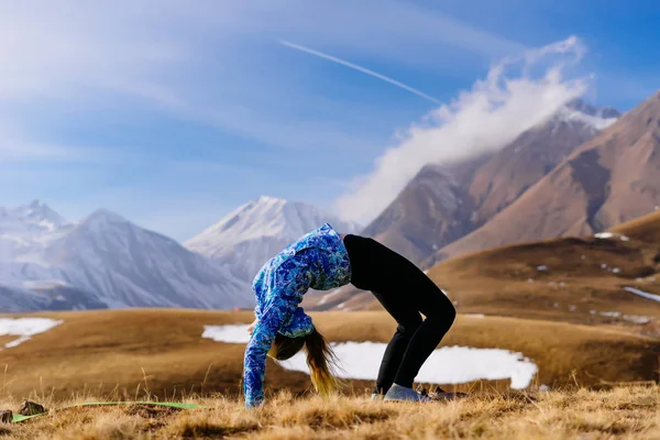 Гибкая девушка путешествует по Кавказскому хребту, занимается йогой — стоковое фото