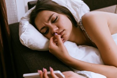 üzgün genç kız sabah alarmı duydunuz, kalkmak istemiyor