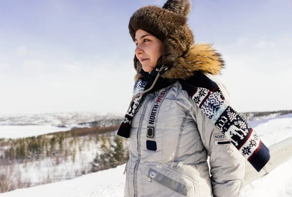 Młoda dziewczyna w futro kapelusz podróżuje na północ, wszędzie biały śnieg i mróz — Zdjęcie stockowe