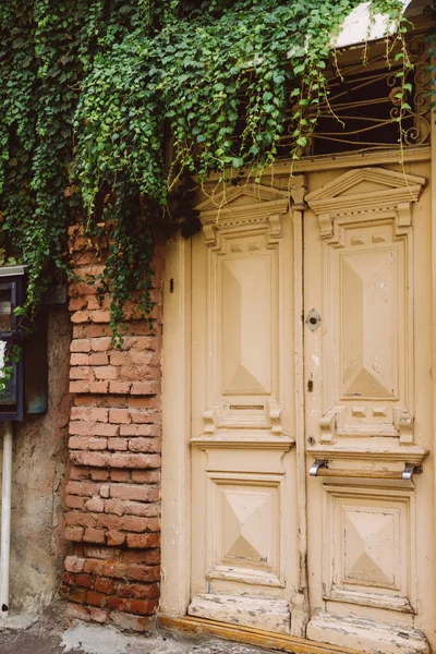 Hermosa puerta de color beige viejo en el centro de la ciudad vieja — Foto de Stock