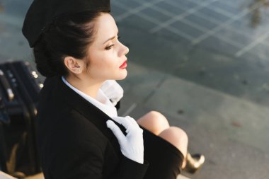 tek tip mesafe içine bakarak emin başarılı güzel hostes kadın