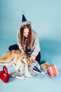 Noel ve yeni yıl 2018 için bekleyen Kızıl saçlı güzel kız onun köpekle oynamayı şenlikli bir kap içinde