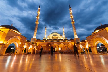 görkemli Müslüman Camii parlar, akşam gökyüzü altında