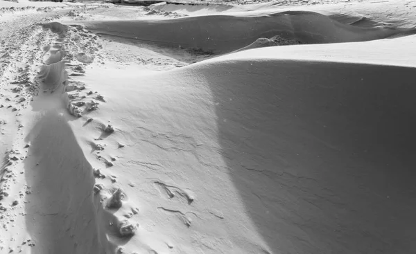겨울 날씨까지 추운 북쪽에서 사방 백색 눈 및 snowdrifts — 스톡 사진