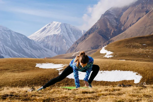 Гибкая спортивная девушка занимается йогой и путешествует по Кавказскому хребту — стоковое фото