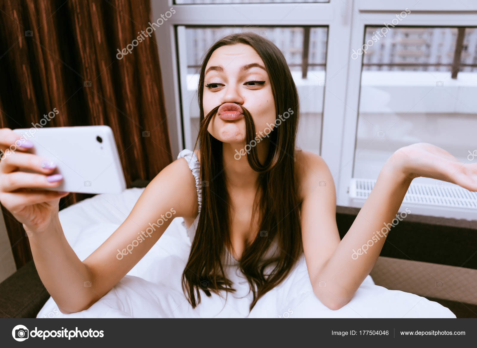 Усы на лице девушки Усы на лице девушки