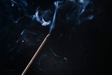 karanlık için için yanan aroma sopa, mavi duman