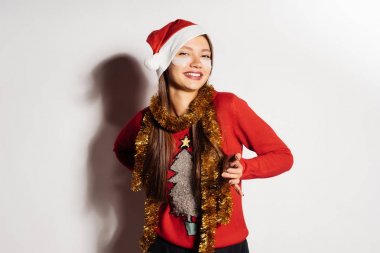 Yeni yıl 2018 kırmızı giysili kutluyor gözlerinin altında beyaz lekeler ile mutlu gülümseyen kız