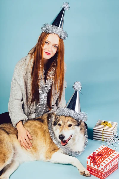 微笑美丽的 red-haired 女孩坐在地板上与她的大狗, 等待新的一年和圣诞节, 节日气氛 — 图库照片