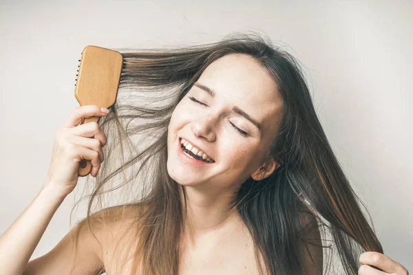 面白い幸せな十代が白地に健康的な毛をお楽しみください。 — ストック写真