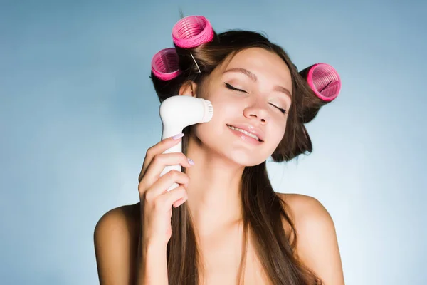 Χαμογελαστή κοπέλα κάνει βαθιά πρόσωπο ειδική ηλεκτρική βούρτσα καθαρισμού, σε κεφάλι μπικουτί — Φωτογραφία Αρχείου