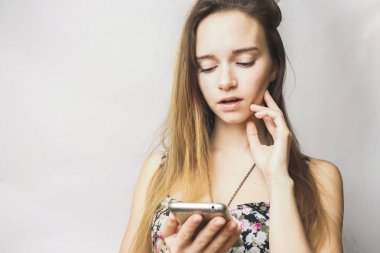 üzgün genç genç kız ile hareket eden telefon seyir bir şey, metin