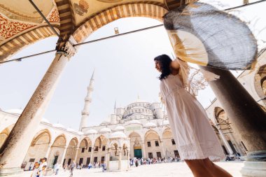 Bir eşarp genç bir Müslüman kadın Istanbul camiye gider. Yaz tatili, seyahat. İspanyol kız, İran, Suriye kadın