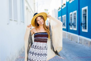 Güzel Bayan Gezgin şapka, yaz tatillerini, bir zemin üzerine mavi bildings