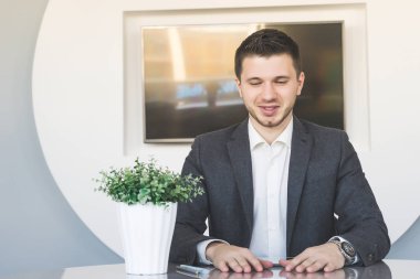 Kadının selfie, yapması gülümsemek yüz yakın çekim çimenlerin üzerinde