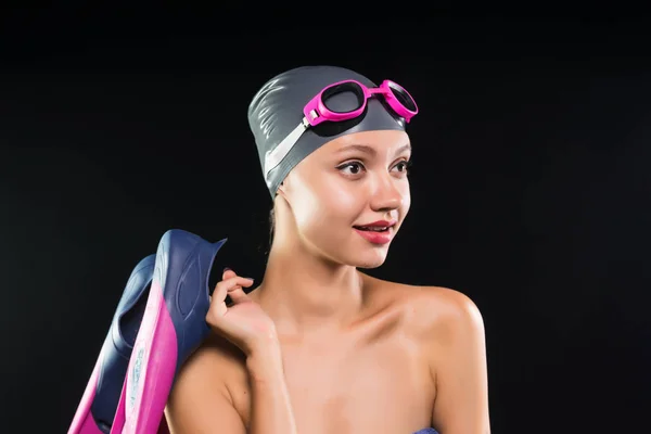 Ragazza in un berretto per nuotare su uno sfondo nero — Foto Stock