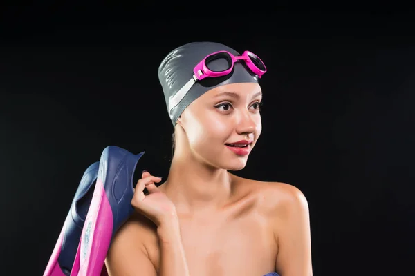 Mädchen mit Mütze zum Schwimmen auf schwarzem Hintergrund — Stockfoto