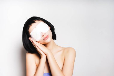 Siyah saçlı genç bir kızla yatmak emekli için hazırlar